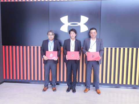 右から、三部営業部長、高橋社長、佐藤企画部長