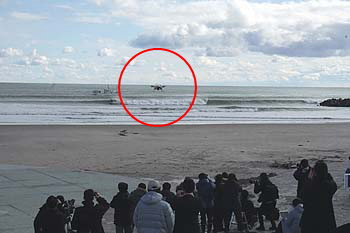 【着陸地点の北泉海水浴場へ着陸・漁船も併走】