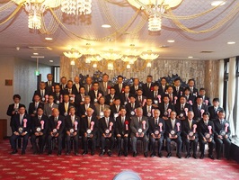 【表彰対象20社の皆さんと記念写真撮影】
