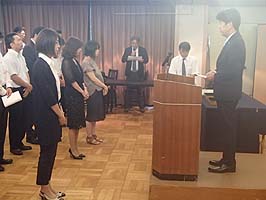 【女子社員代表への謝辞と記念品贈呈】