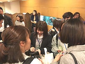 【にこやかに打ち解けて名刺交換】