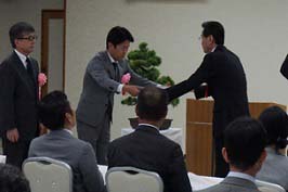 【 高橋社長、 大河原部長より受賞 】