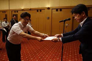 【優勝の金成治置主任】
