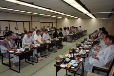 【みんなで食事】